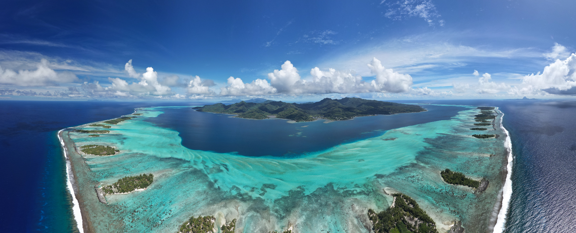 Turquoise lagoon waters of Bora Bora, French Polynesia